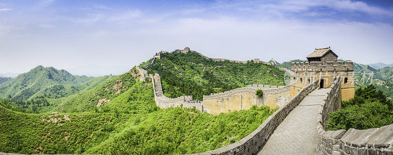 中国长城的瞭望塔在北京城外的青山上筑起了城墙