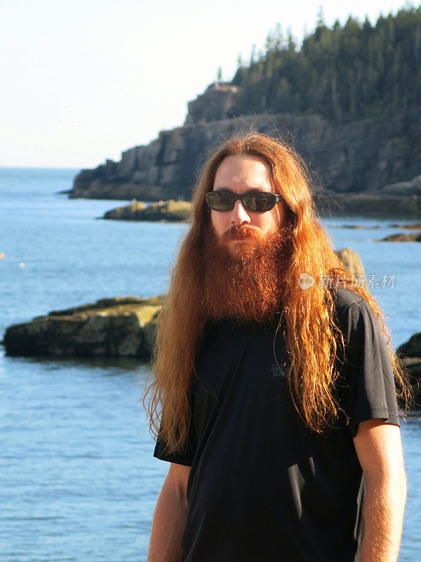 红头发摇滚墨镜大胡子男人，阿卡迪亚岩石海岸，缅因州