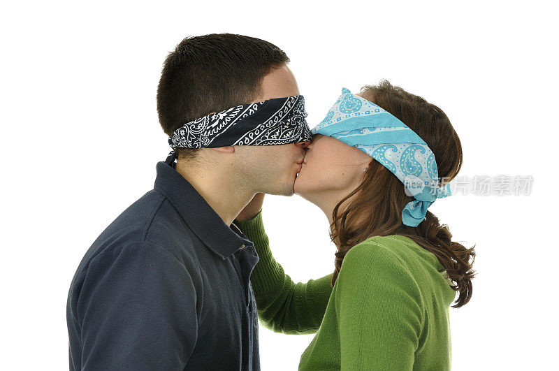 爱情是盲目的概念:蒙住眼睛的异族接吻情侣