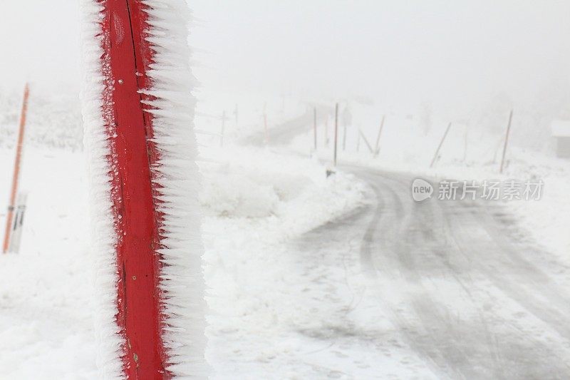 冬季街道有雪杖