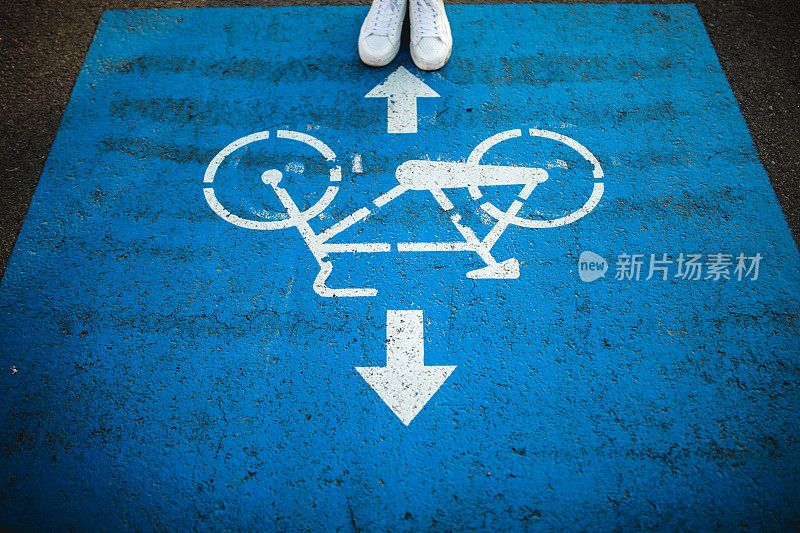 自行车道标志与人站