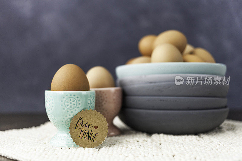 在一堆碗里放有机自由放养鸡蛋