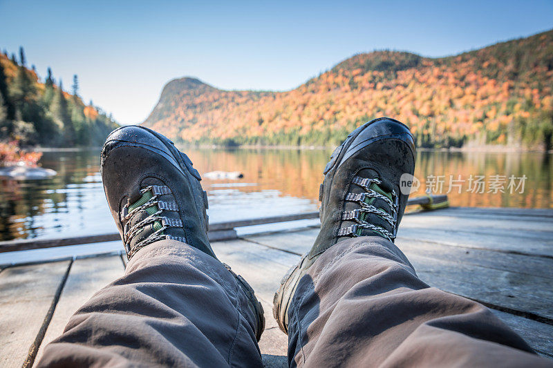 POV户外徒步旅行的放松时间在山，湖，秋天
