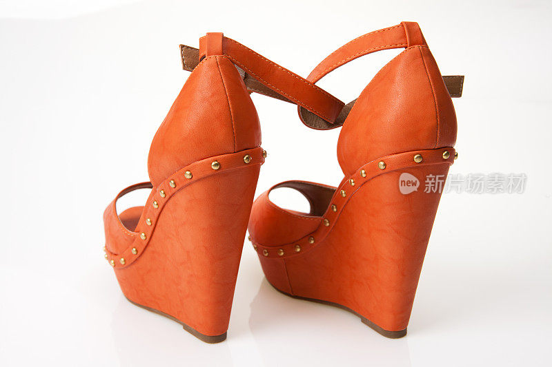 楔形橙色的鞋子