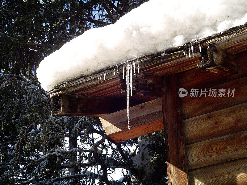 屋顶上挂着冰柱