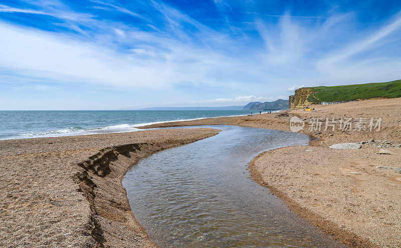 在英国多塞特的西湾海岸线流向大海