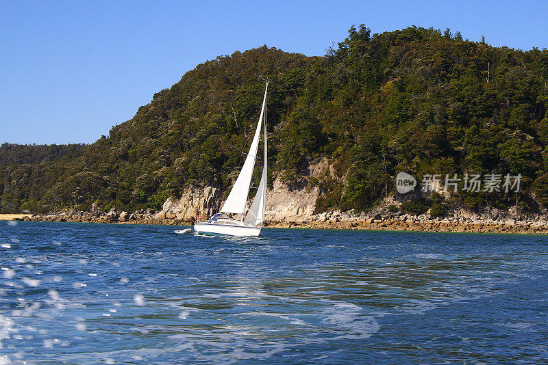 游艇航行在田园诗般的塔斯曼湾风景，塔斯曼和金湾，新西兰南部全景