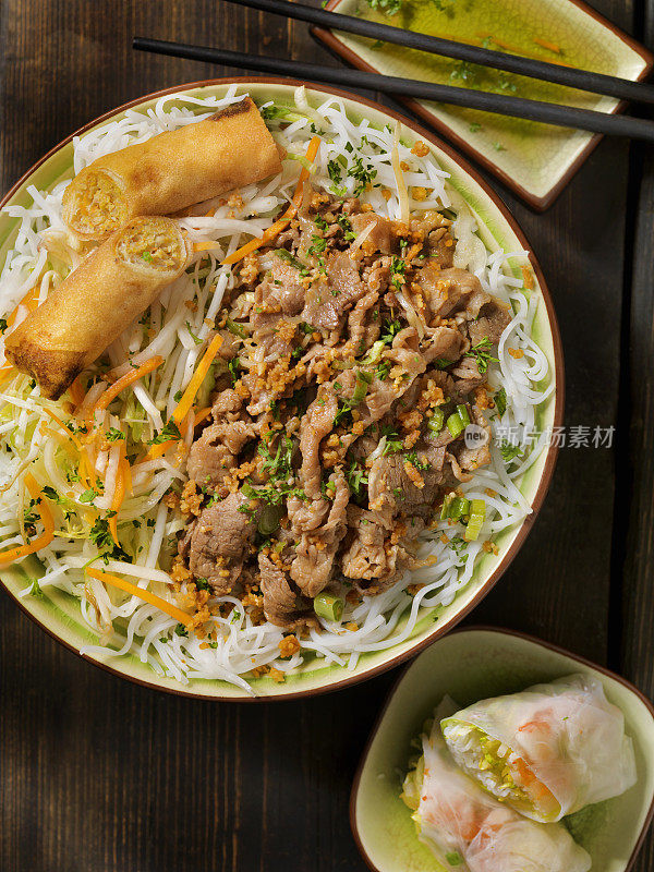 越南柠檬草牛肉米粉碗