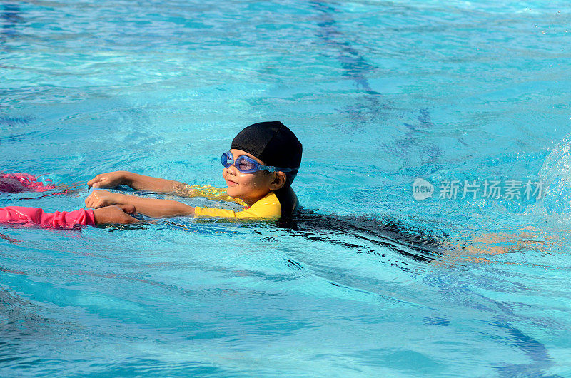 小男孩学游泳