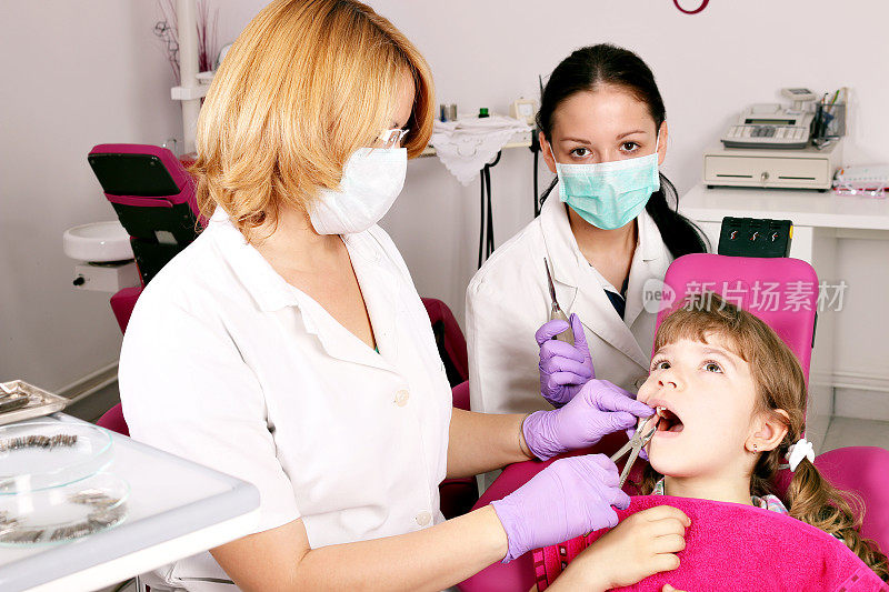 牙科护士和小女孩病人在牙科诊所