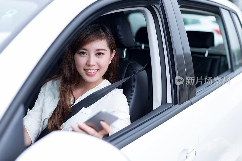 亚洲美女驾驶汽车肖像
