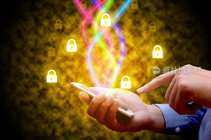 网络安全的概念。商人使用智能手机和锁定网络图标。