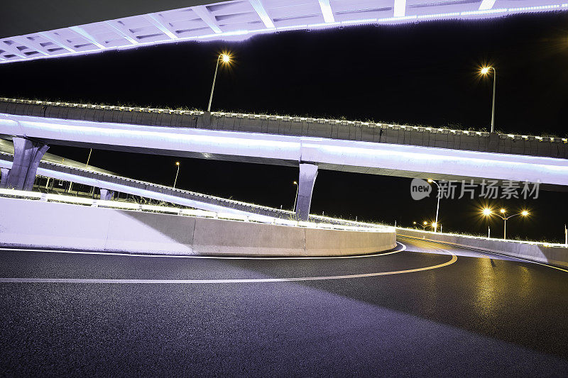 空路楼与城市立交桥高架桥的霓虹灯夜景