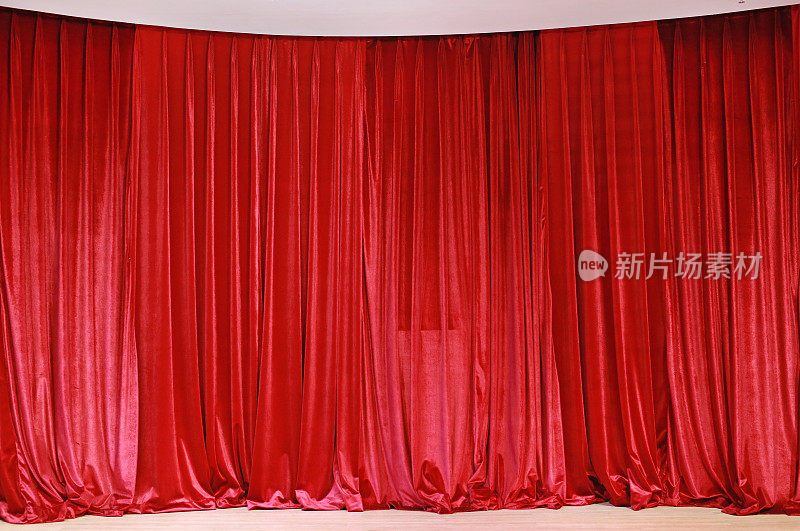 剧院中红色的幕布背景。
