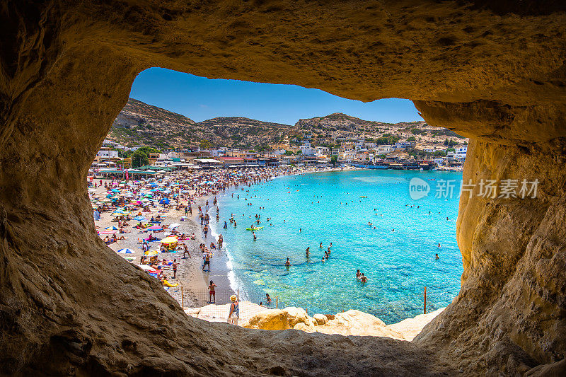 马塔拉海滩，岩石上的洞穴曾被用作罗马墓地，在70年代，生活在世界各地的嬉皮士，克里特岛，希腊
