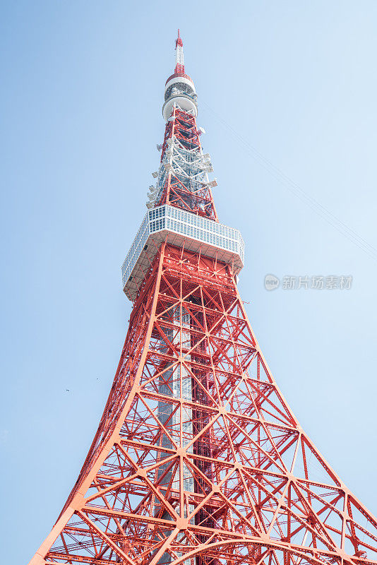 东京塔，一个通讯和观察塔。
