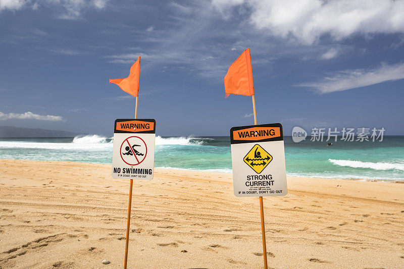夏威夷瓦胡岛北岸日落海滩上的警告标志