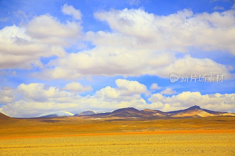 玻利维亚安第斯高原的日出和火山，田诗式的阿塔卡马沙漠，白雪皑皑的火山草原普纳景观全景-波托西地区，玻利维亚安第斯，智利，Bolívia和阿根廷边境