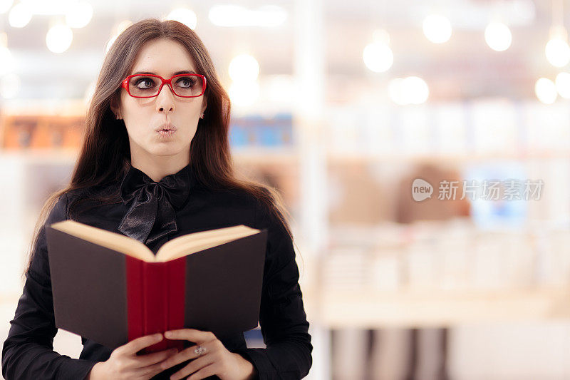 有趣的女孩在书架前看书