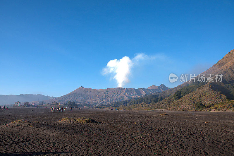 在布罗莫火山日出时，布罗莫火山的壮丽景色位于布罗莫腾格里塞鲁国家公园，印度尼西亚东爪哇岛，Kingkong山观景，Penajakan