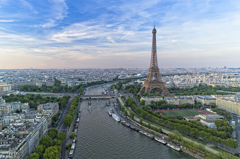 日落时巴黎和埃菲尔铁塔的鸟瞰图