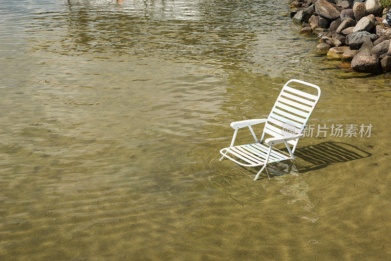 美国明尼苏达州哈肯萨克市十英里湖的浅水中，孤零零的草坪椅