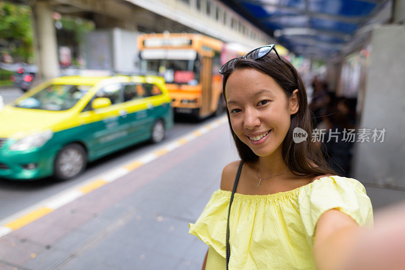 年轻美丽的多民族旅游女人的肖像享受生活在暹罗广场购物中心在泰国曼谷