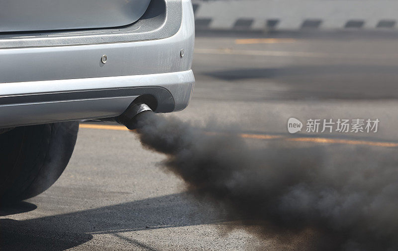 道路上汽车排气管造成的空气污染。