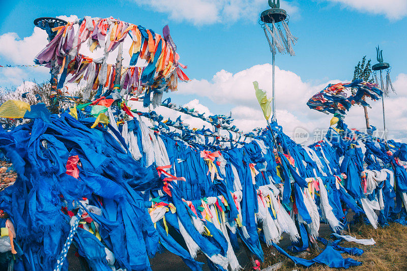 白色和蓝色的敖包和敖包景观在蒙古，蒙古图腾，在草原蓝天，水平