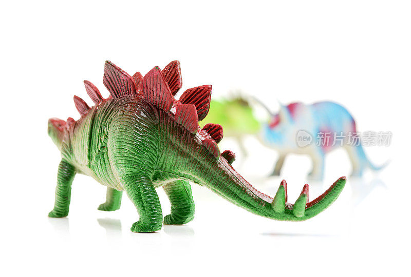 白色背景上的恐龙玩具