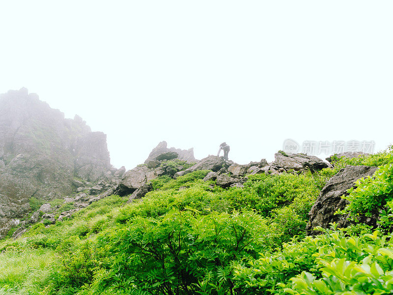 后视镜完整的人站在山对天空