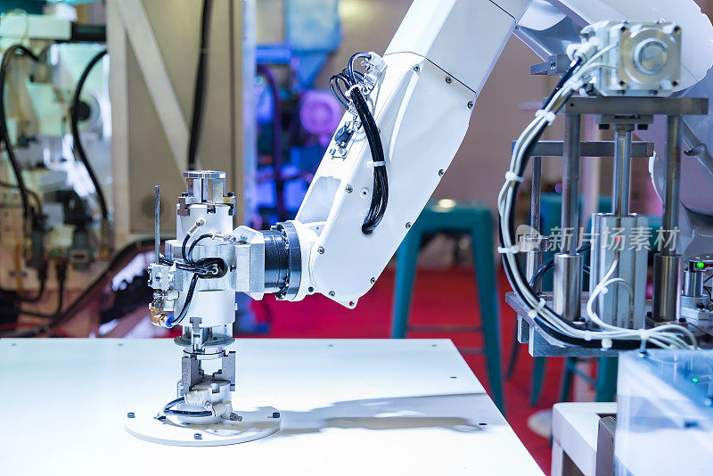 工业机器人正在汽车厂试运行焊接新程序