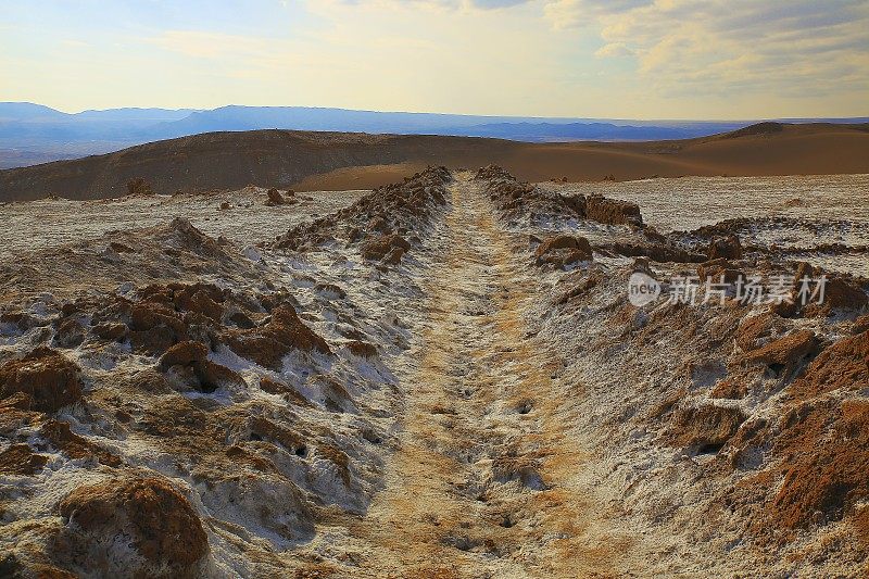 公路旅行:山土路旅程在日落的戏剧性景观，阿塔卡马沙漠月亮谷和死亡谷-月球表面的景观在金色的日落，异国情调的火山和田园般的阿塔卡马沙漠，火山景观全景-智利