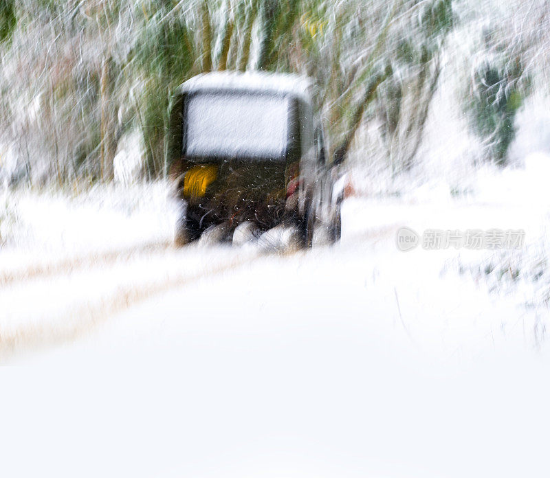 一辆越野车在塞伦塞斯特公园的深雪中行驶，科茨沃尔德