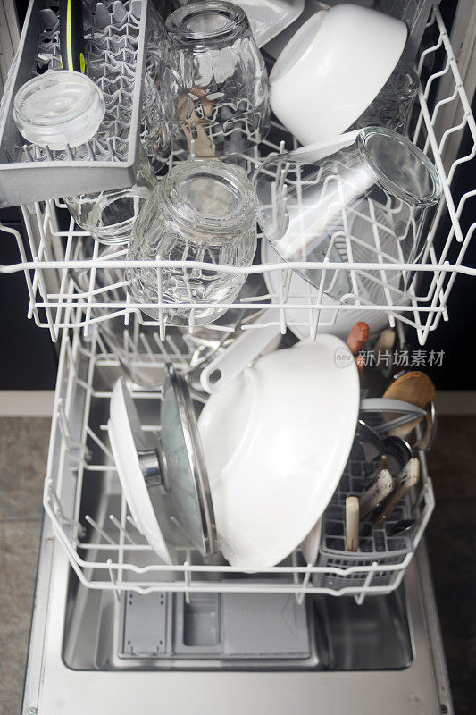 打开洗碗机，陶器，盘子，刀叉。