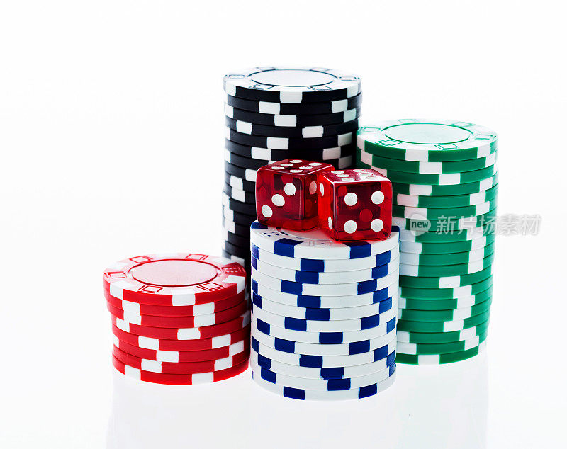 白色背景上的扑克筹码和骰子