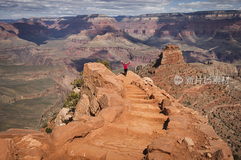 在大峡谷徒步旅行时，伸开双臂欣赏风景