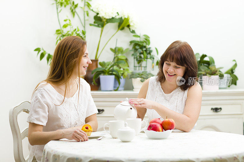 年轻女人喝茶聊天