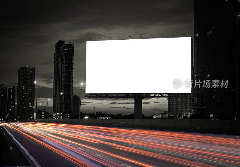 高速公路上的空白广告牌