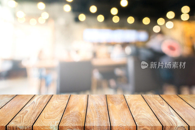 空木桌和模糊咖啡店或咖啡馆餐厅的产品植入。