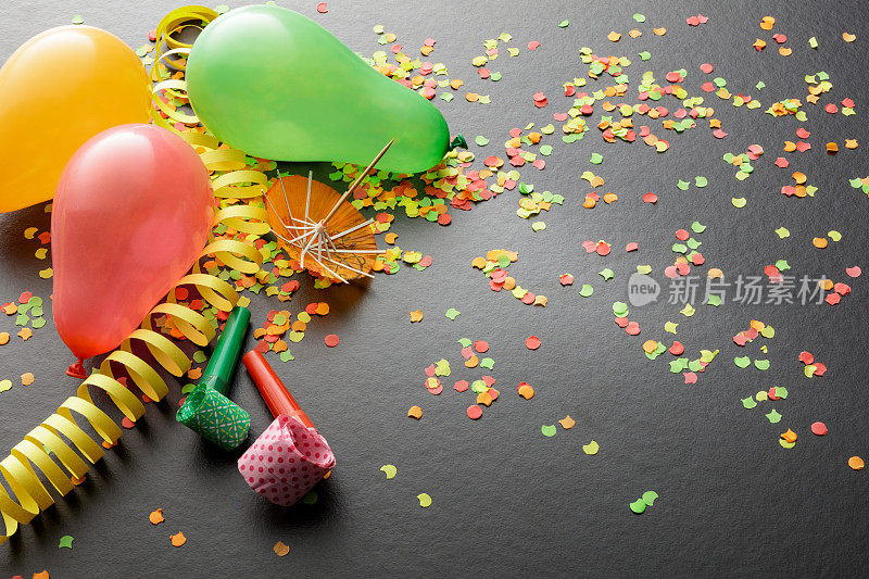 聚会:气球，飘带，五彩纸屑和聚会喇叭吹风机静物