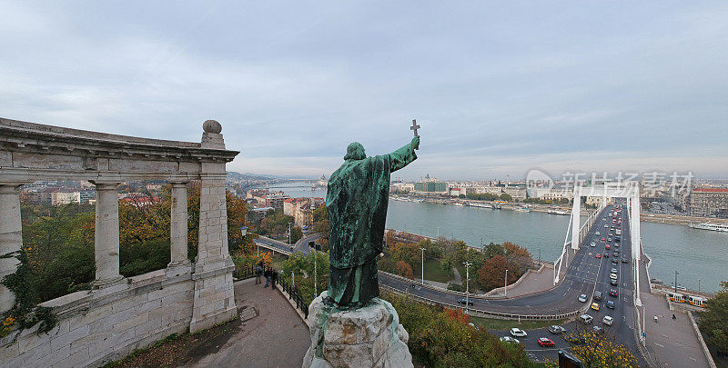 布达佩斯盖勒特山盖勒特纪念碑后面的城市景观