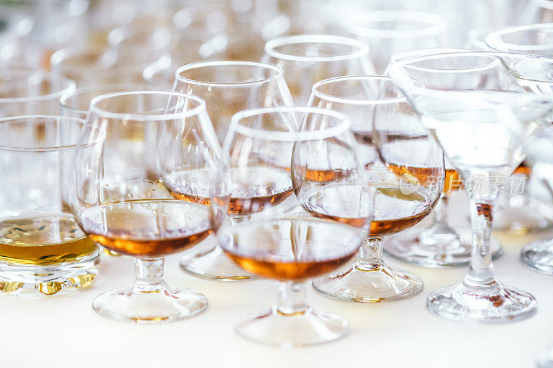 威士忌波旁杯中有冰的木桌白色背景