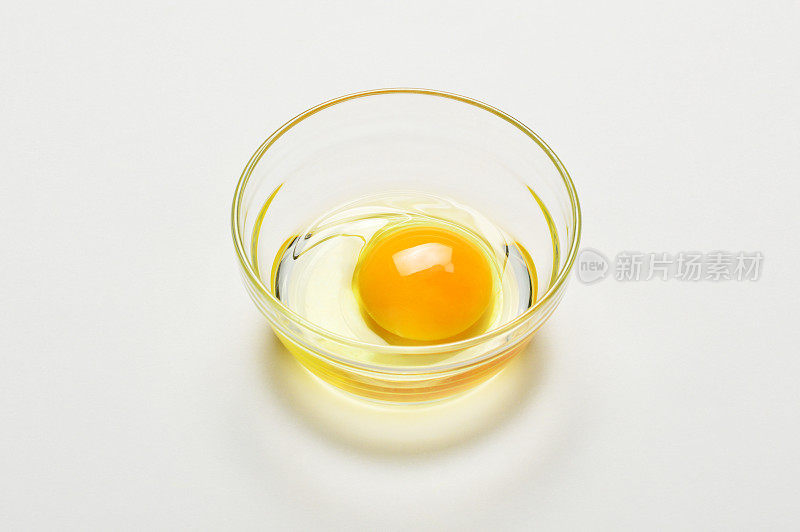 碗里的生鸡蛋