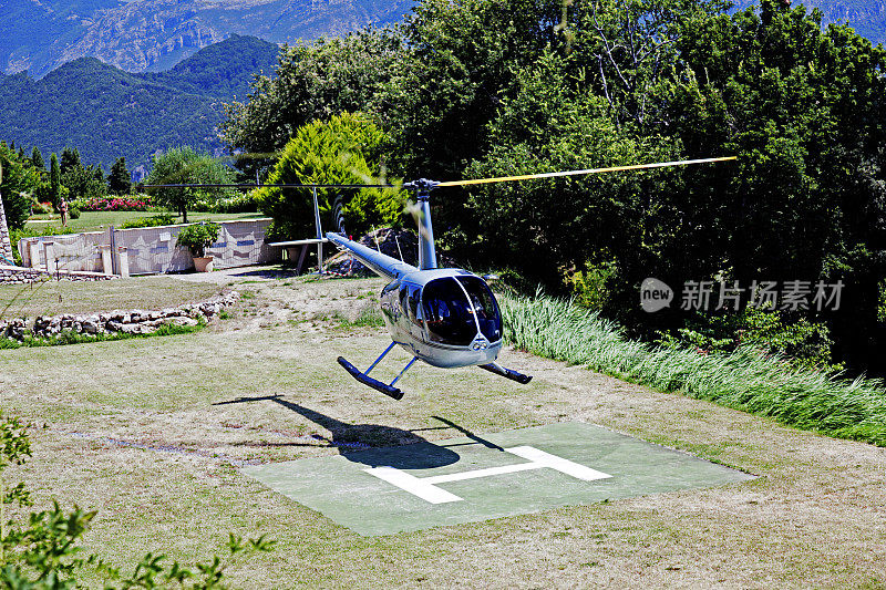 一架飞行的直升机将游客带到意大利拉韦洛的一家美丽的豪华酒店