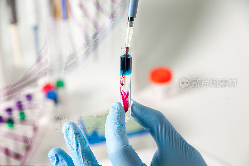 科学实验室的技术员拿着一管血液