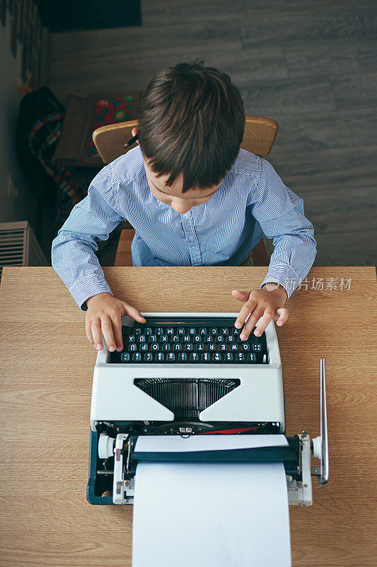 男孩用打字机