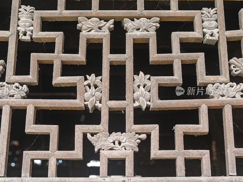 中国传统木雕，废弃的窗上满是灰尘的木雕，美丽的中国传统传说故事。