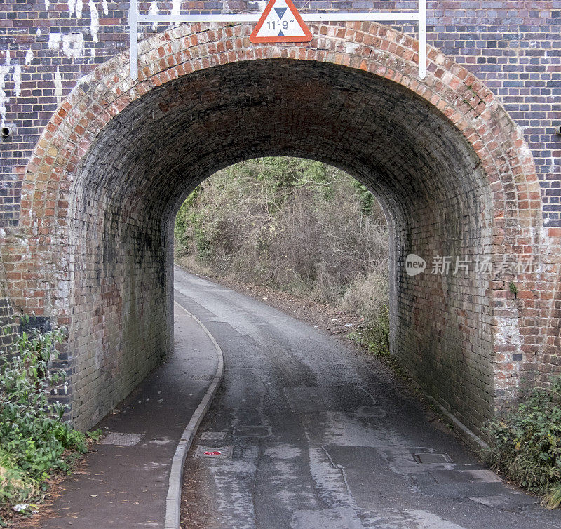 英国一条狭窄道路上的拱桥