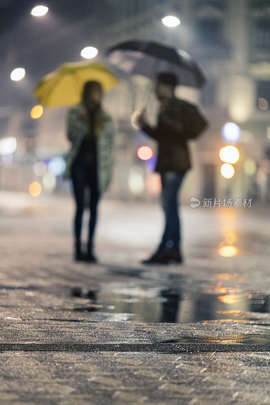 人们在雨夜的户外